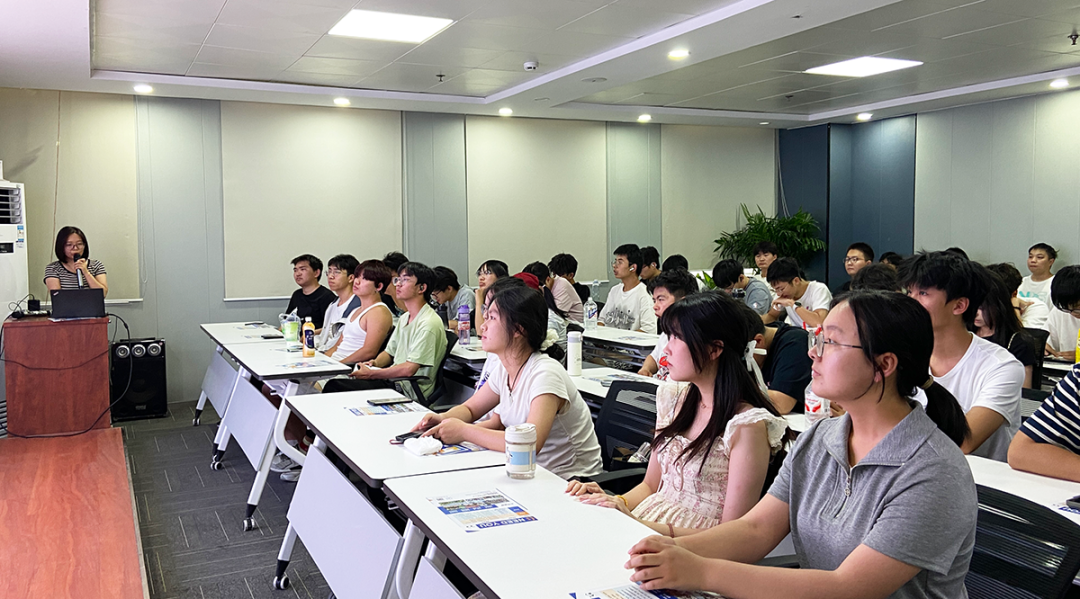 鄭州大學計算機與人工智能學院新生走進馳誠電氣參觀學習